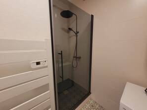 Shower, hair dryer, towels, soap - T2 Brest Centre vu mer Notre Bout du Monde (Brest)