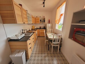 冷蔵庫、電子レンジ、オーブン、コンロ