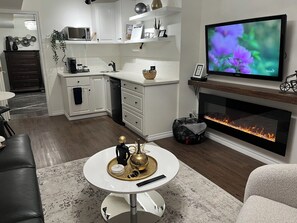 Una televisión, una chimenea