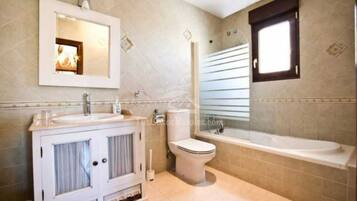 Secadora de cabello, toallas, papel de baño