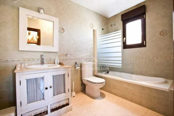 Hårtork, handdukar och toalettpapper