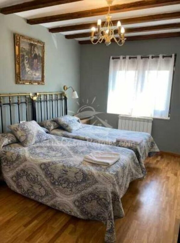 4 bedrooms, iron/ironing board, WiFi, bed sheets