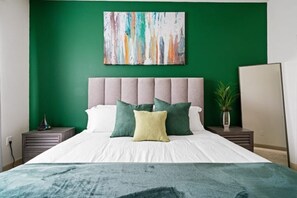 Tabla de planchar con plancha, wifi gratis, ropa de cama