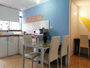 Appartement supérieur | Cuisine privée | Mini-réfrigérateur, four à micro-ondes, mélangeur, moulin à café