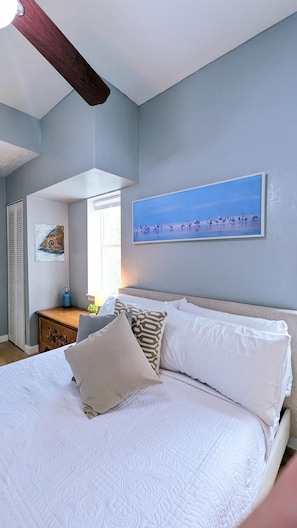 3 bedrooms, WiFi, bed sheets - Remodeled dreamy beach cottage 5 minutes to Siesta Key in lush tropical setting. (Sarasota)