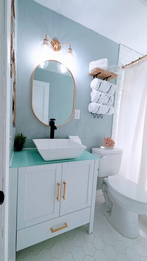 Douche, serviettes fournies, papier toilette