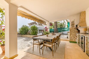 Outdoor dining - Casa das Flores-Private Villa w/ Pool & BBQ (Lagos)
