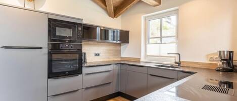 冷蔵庫、電子レンジ、オーブン、食器洗い機