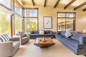 Smart TV, chimenea, tenis de mesa y libros 