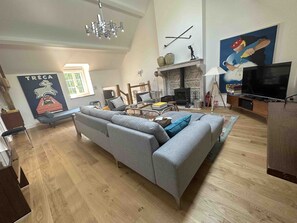 Smart TV, fireplace, DVD player, table football