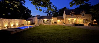 Ancienne bergerie rénovée avec piscine jouxtant un golf