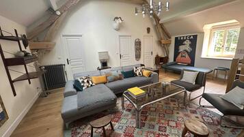 スマートテレビ、暖炉、DVD プレーヤー、テーブルサッカー台