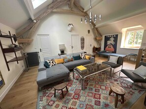 Smart-tv, eldstad, dvd-spelare och bordsfotboll