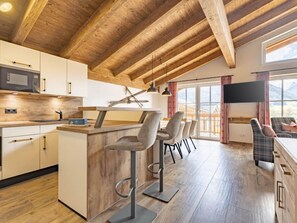 Een koelkast, een magnetron, een oven, een vaatwasser