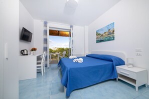 高级双人房或双床房 | 迷你吧、办公桌、隔音、免费 WiFi