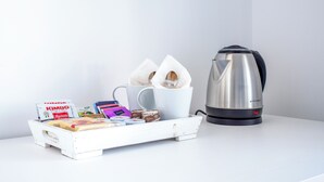A white tray with snacks and a coffee maker on a white table. - La Vigna Rooms (Ischia)