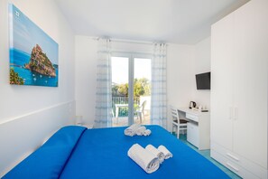 Superior Double or Twin Room | Minibar, desk, soundproofing, free WiFi - La Vigna Rooms (Ischia)