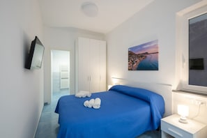 Family Room | Minibar, desk, soundproofing, free WiFi - La Vigna Rooms (Ischia)