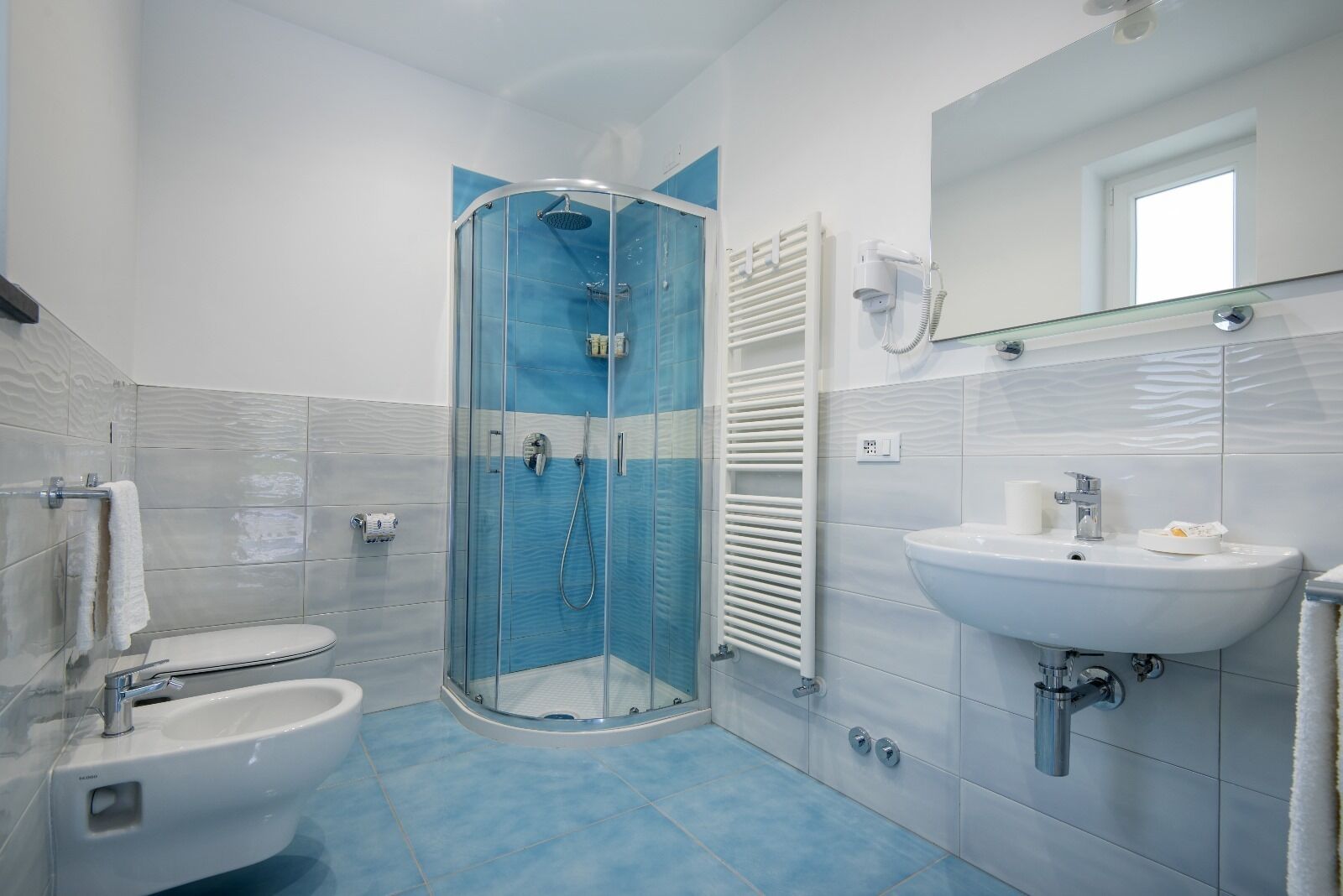Habitació doble o amb dos llits individuals bàsica | Bany | Dutxa, articles de tocador gratuïts, assecador de cabells i bidet 