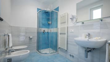 Habitación básica con 1 cama doble o 2 individuales | Baño | Ducha, artículos de higiene personal gratuitos, secador de pelo y bidé