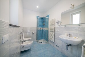 Shower, free toiletries, hair dryer, bidet - La Vigna Rooms (Ischia)