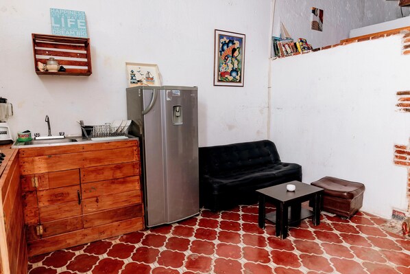 Deluxe Loft, Mountain View | Private kitchen | Fridge, microwave, stovetop, dishwasher - Amura Hostel  (Antigua Guatemala)