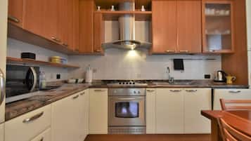 Kühlschrank, Mikrowelle, Ofen, Geschirrspüler