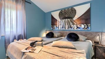 3 bedrooms, desk, internet