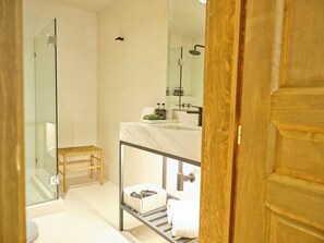 Luxury Studio Suite | Bathroom | Hair dryer, bathrobes, towels, soap - Casa Seis Siete (Mexico City)