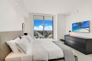 3 bedrooms, in-room safe, iron/ironing board, WiFi - Luxury Corner Apartment in Hollywood Beach 08 (Hollywood)
