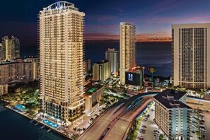 Exterior - Resort Style in Hollywood Beach 01 (Hollywood)