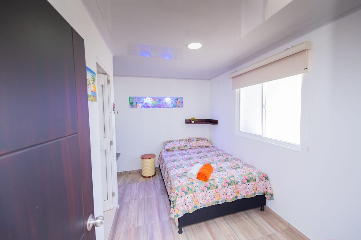 1 habitación, cortinas blackout y tabla de planchar con plancha
