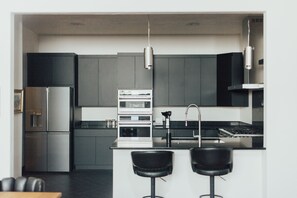 Réfrigérateur, micro-ondes, four, plaque de cuisson