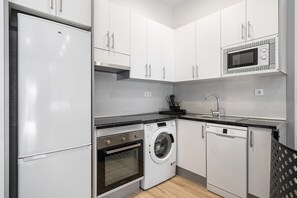 Frigorífico, microondas, horno y placa de cocina