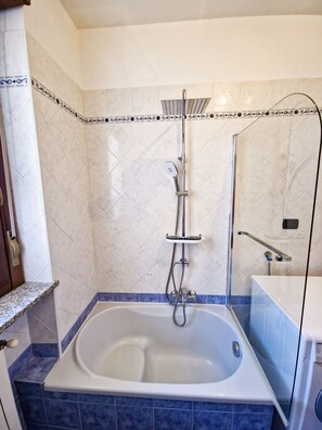Haartrockner, Bidet, HandtĂŒcher, Seife