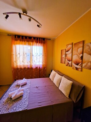 1 bedroom, desk, free WiFi, bed sheets