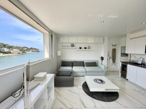 TV - Appartement Vue Mer, Accès Plage,Clim,Parking,Wifi (Sanary-sur-Mer)