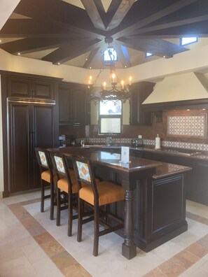 Mikrowelle, Geschirrspüler, Wasserkocher mit Kaffee-/Teezubehör