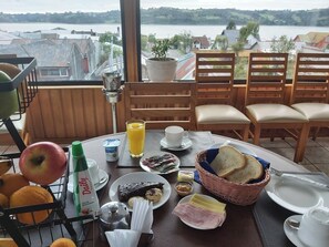 Free daily continental breakfast  - Hotel Esmeralda (Castro)