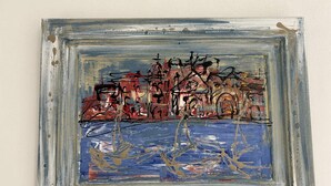 Une peinture abstraite encadrée représentant un paysage urbain et des éléments aquatiques.