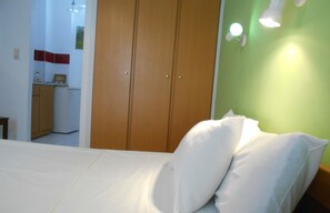 Premium bedding, pillow-top beds, laptop workspace, blackout curtains - Garifalia Studio's (Faistos)