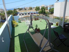 Apartamento superior, 1 quarto, vista para o oceano (Double) | Área de estar | Smart TV 72 cm com canais de TV premium