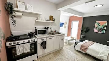 1 habitación, tabla de planchar con plancha, wifi gratis y ropa de cama