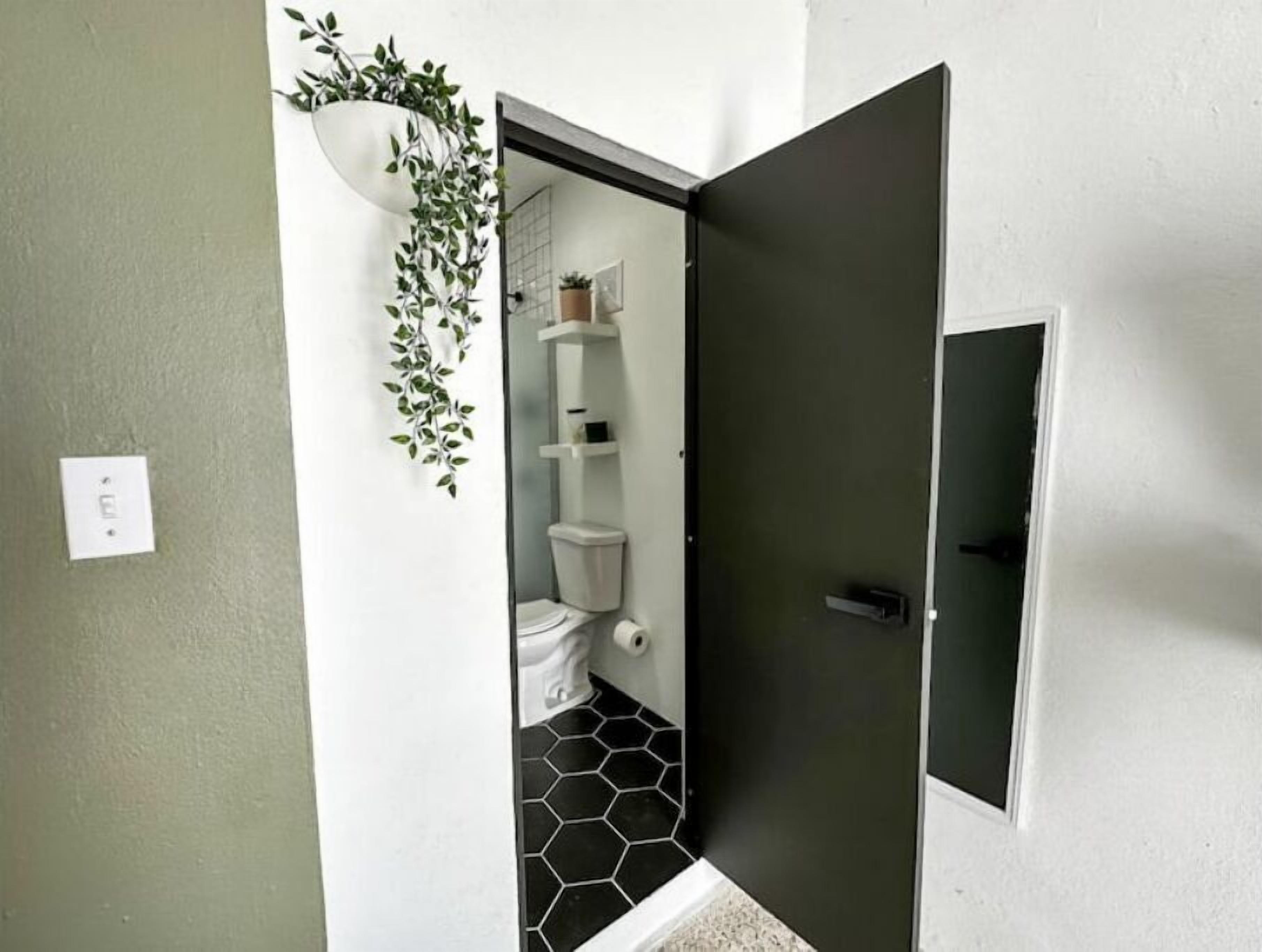 Suihku, saippua, sampoo, vessapaperi