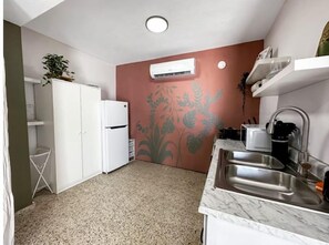 Geladeira, micro-ondas, fogão, cooktop