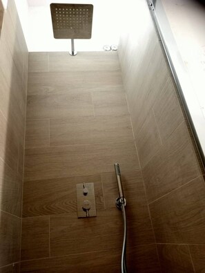 Doccia, asciugacapelli, bidet, sapone