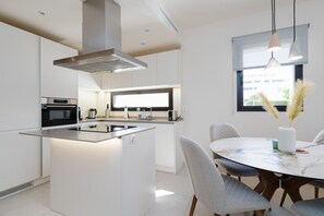 Geladeira, micro-ondas, fogão, cooktop