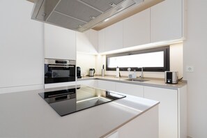 Geladeira, micro-ondas, fogão, cooktop