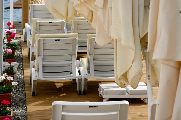 Private beach, beach umbrellas, beach bar