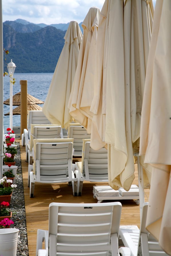 Private beach, beach umbrellas, beach bar